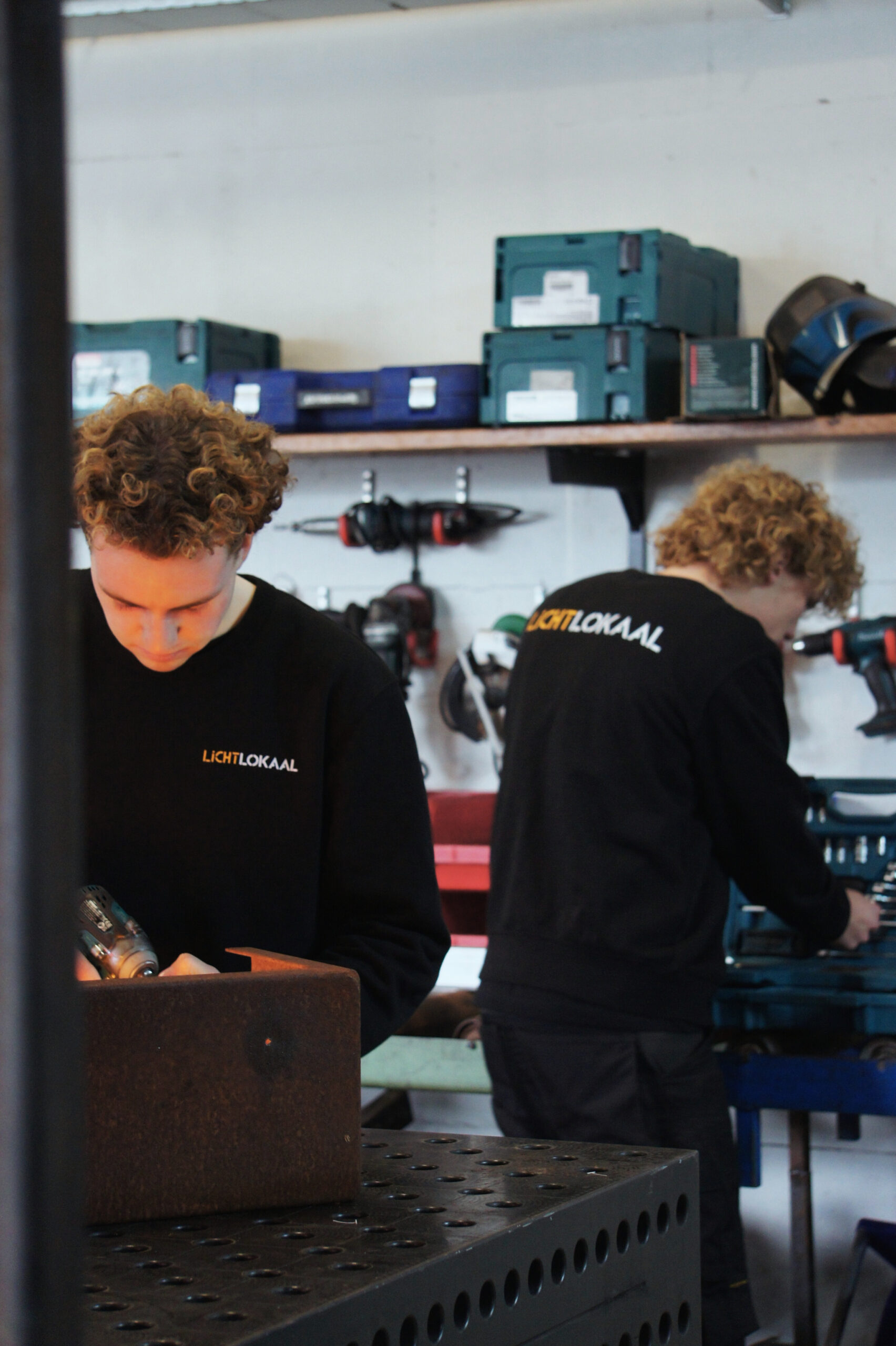Jens en Jan-Ole aan het werk in de werkplaats in Groningen
