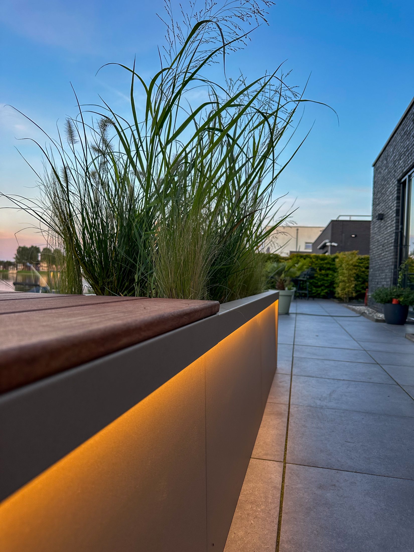 GLOOI met houten zitting en verlichting