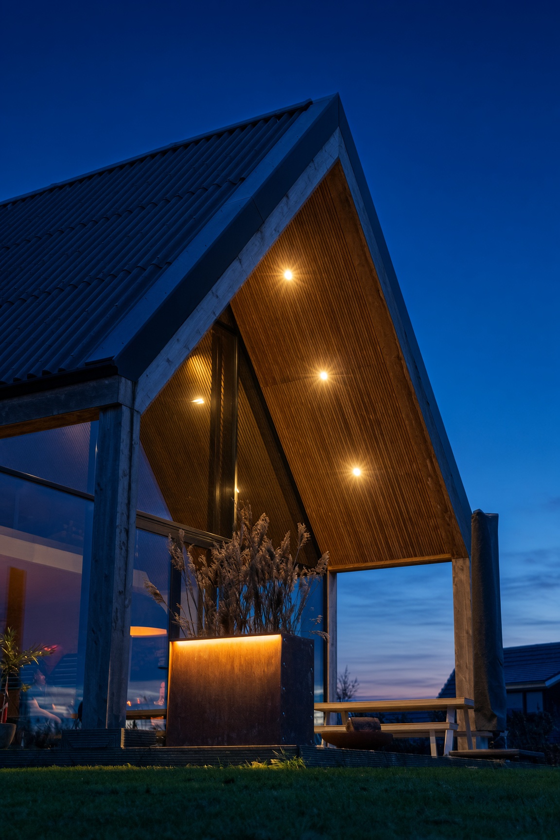 GLOOI in cortenstaal met verlichting onder een veranda