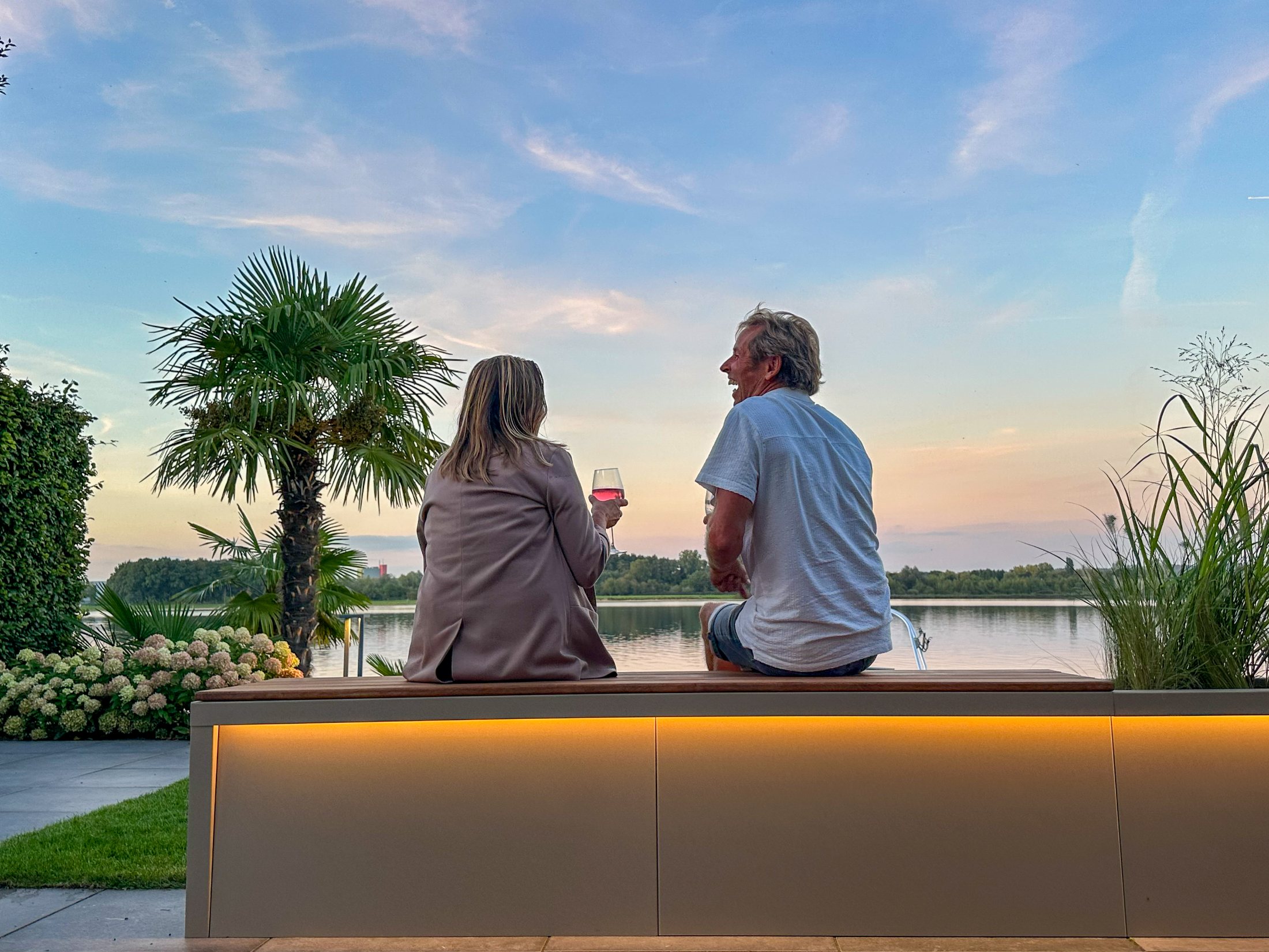 GLOOI met bank aan het water bij zonsondergang