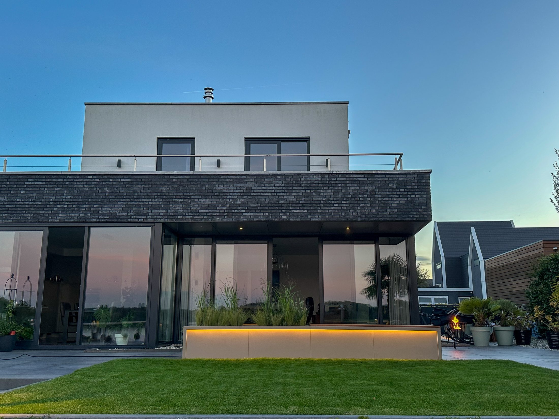 GLOOI plantenbak in een lange lijn voor een woning